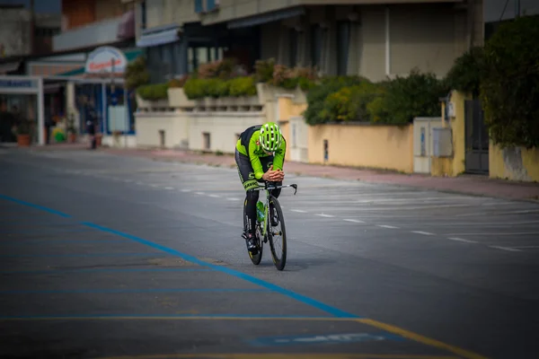 Camaiore, Italia - 11 de marzo de 2015: Davide Formolo joven ciclista profesional durante el calentamiento de la contrarreloj . —  Fotos de Stock