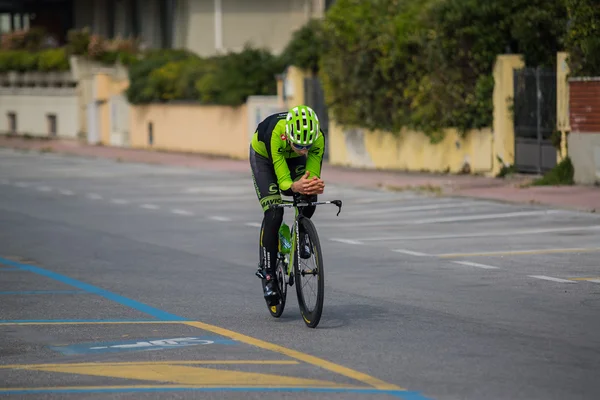 Camaiore, Italië - 11 maart 2015: Davide Formolo jonge wielrenner tijdens de opwarming van de aarde van de tijdrit. — Stockfoto