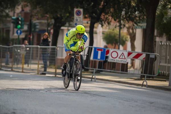 Camaiore, Italia - 11 de marzo de 2015: ciclista profesional durante la primera etapa del Tirreno Adriatico 2015 — Foto de Stock