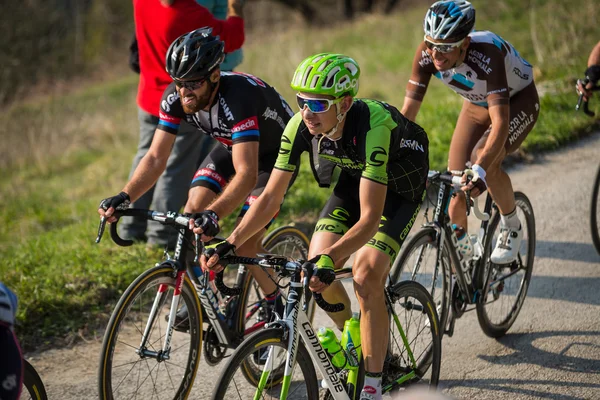 Castelraimondo, Itálie 14 březen 2015: Skupina cyklistů při stoupání etapu Tirreno Adriatico 2015 — Stock fotografie