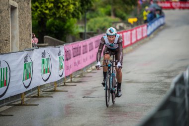 Valdobbiadene, İtalya 23 Mayıs 2015; İtalya tur 2015 yılında bir sahne sırasında profesyonel bisikletçi.