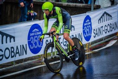 Valdobbiadene, İtalya 23 Mayıs 2015; İtalya tur 2015 yılında bir sahne sırasında profesyonel bisikletçi.