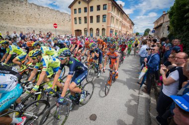 Marostica, İtalya 24 maggio 2015; Stege İtalya 2015 yılında tur sırasında profesyonel bisikletçiler grup