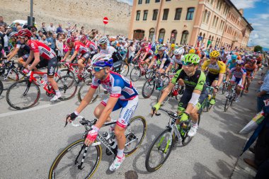 Marostica, İtalya 24 maggio 2015; Stege İtalya 2015 yılında tur sırasında profesyonel bisikletçiler grup