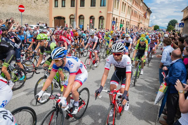 Marostica, Italia 24 maggio 2015; Grupo de ciclistas profesionales durante un asedio de Tour de Italia 2015 — Foto de Stock