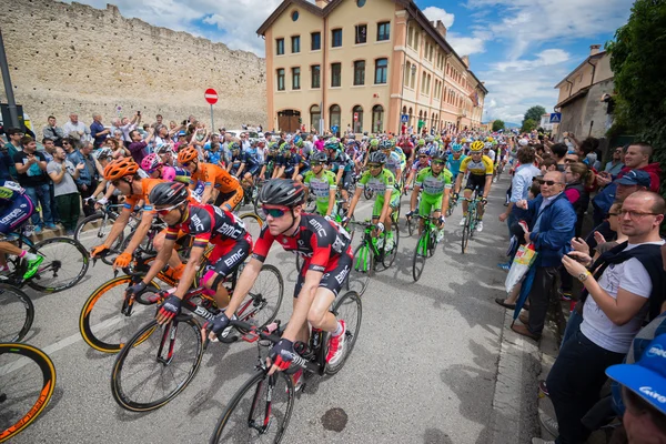 Marostica, Italia 24 maggio 2015; Skupina profesionálních cyklistů v stege turné Itálie 2015 — Stock fotografie