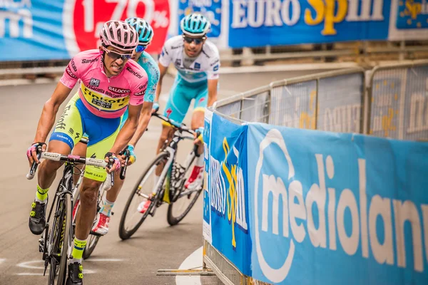 Madonna di Campiglio, Italia 24 maggio 2015; Grupo de ciclistas profesionales durante un asedio del Tour de Italia 2015 — Foto de Stock