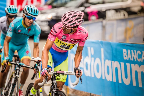 Madonna di Campiglio, Italia 24 maggio 2015; Grupo de ciclistas profesionales durante un asedio del Tour de Italia 2015 — Foto de Stock