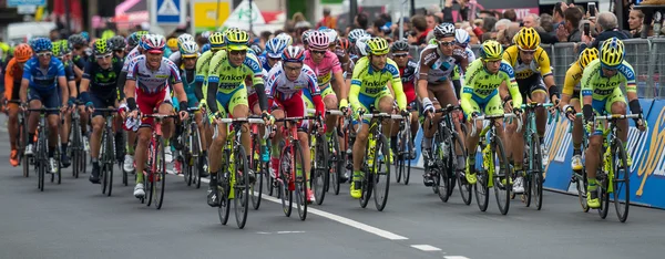 Aprica, maggio Italia 26 2015; Grupa zawodowych kolarzy na przybycie na etapie Tour Włochy 2015. — Zdjęcie stockowe