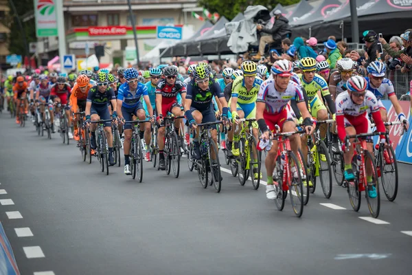 Aprica, Italia 26 maggio 2015; Grupo de ciclistas profesionales a la llegada de una etapa del Tour de Italia 2015 . — Foto de Stock