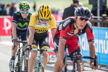 Cervinia, İtalya 29 Mayıs 2015; Grup profesyonel bisikletçiler varıştan önce son tırmanış ele almaktadır.