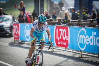 Cervinia, İtalya 29 Mayıs 2015; Fabio Aru bir sahne kazanan önce son tırmanmaya önce ele almaktadır.