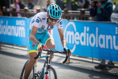 Cervinia, İtalya 29 Mayıs 2015; Fabio Aru bir sahne kazanan önce son tırmanmaya önce ele almaktadır.