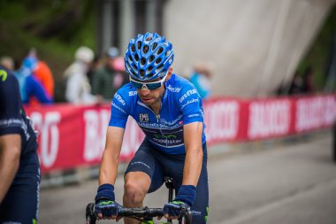 Sestriere, İtalya 30 Mayıs 2015; Profesyonel bisikletçi varıştan önce son tırmanış ele almaktadır.