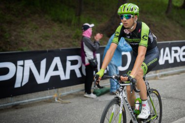 Sestriere, İtalya 30 Mayıs 2015; Davide Formolo İtalya tur 2015 yılında sahne alanı'nın gelişinden önce son tırmanış ele almaktadır.