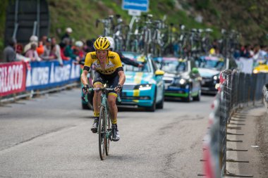 Sestriere, İtalya 30 Mayıs 2015; Grup profesyonel bisikletçiler varıştan önce son tırmanış ele almaktadır.