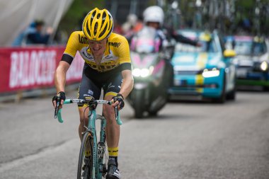 Sestriere, İtalya 30 Mayıs 2015; Profesyonel bisikletçi varıştan önce son tırmanış ele almaktadır.