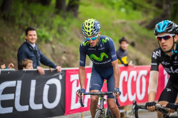 Sestriere, Italia 30 de mayo de 2015; ciclista profesional aborda la última subida antes de la llegada —  Fotos de Stock