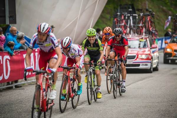 Sestriere, Italia 30 de mayo de 2015; Grupo de ciclistas profesionales aborda la última subida antes de la llegada — Foto de Stock