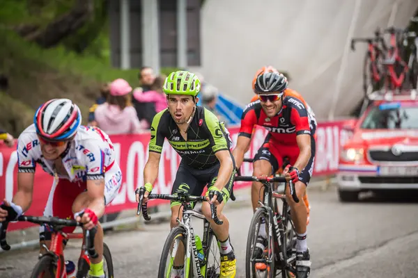 Sestriere, Italia 30 de mayo de 2015; Grupo de ciclistas profesionales aborda la última subida antes de la llegada de una etapa del Tour de Italia 2015 — Foto de Stock