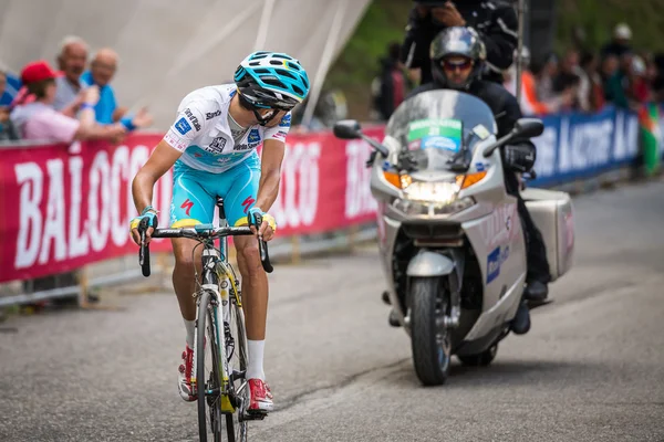 Sestriere, Italia 30 de mayo de 2015; Fabio Aru afronta la última subida antes de ganar una etapa del Tour de Italia 2015 . — Foto de Stock