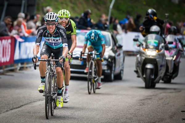 Sestriere, Italia 30 de mayo de 2015; Rigoberto Uran y Ryader Hejedal abordan la última subida antes de llegar — Foto de Stock