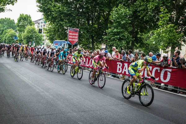 Milán, Italia 31 de mayo de 2015; Grupo de ciclistas profesionales en Milán aceleran y preparan el sprint final — Foto de Stock