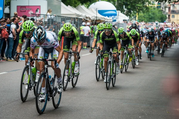 Milán, Italia 31 de mayo de 2015; Grupo de ciclistas profesionales en Milán aceleran y preparan el sprint final — Foto de Stock