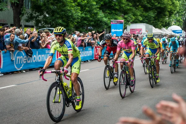 Milán, Italia 31 de mayo de 2015; Grupo de ciclistas profesionales en Milán aceleran y preparan el sprint final — Foto de Stock