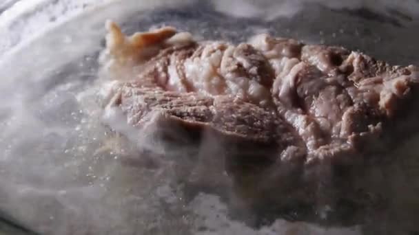 Вареная свинина, приготовление пищи, кухня — стоковое видео