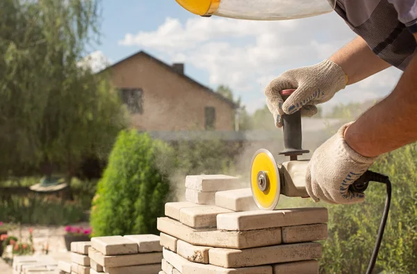 Master Zagen Plaveien Platen Met Een Slijpmachine Stof — Stockfoto