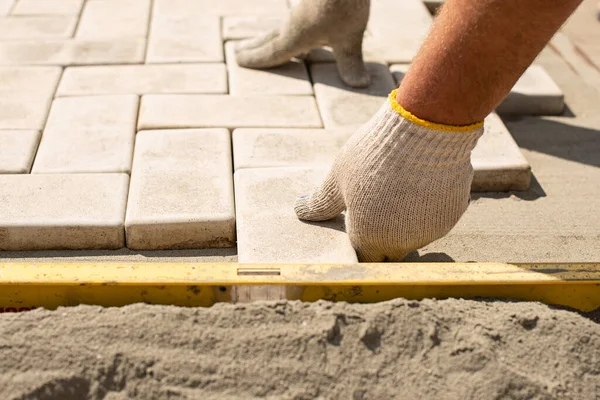 Maestro Pone Adoquines Capas Camino Ladrillo Jardín Pavimentación Por Trabajador —  Fotos de Stock