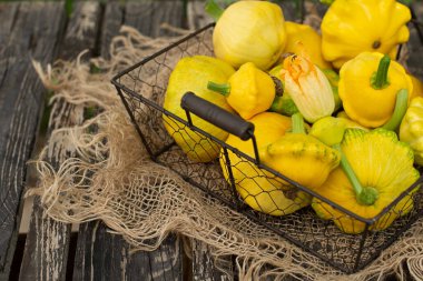 Patisson, Squash, kabak şeklinde kabak, ahşap arka planda çiğ sebze.