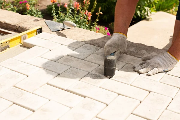 Meester Legt Tegels Lagen Tuin Baksteen Pad Bestrating Door Professionele — Stockfoto