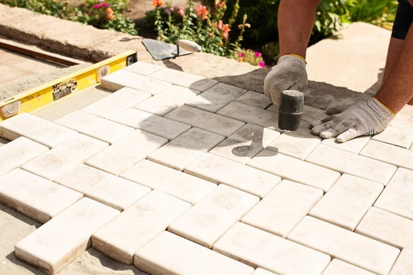 Meester Legt Tegels Lagen Tuin Baksteen Pad Bestrating Door Professionele — Stockfoto