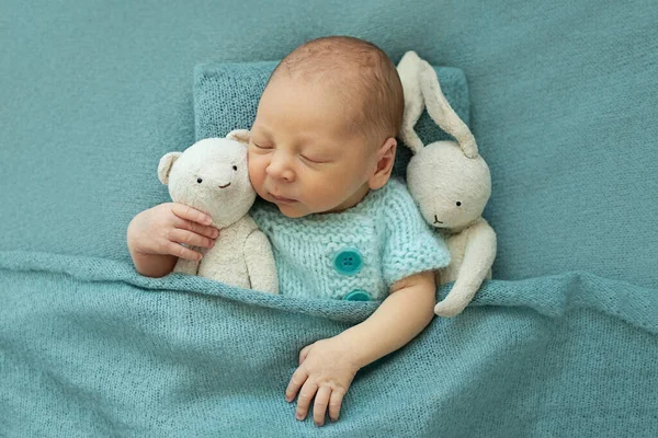 Pasgeboren Slapende Baby Met Handgemaakte Haas Teddybeer Een Turquoise Achtergrond — Stockfoto