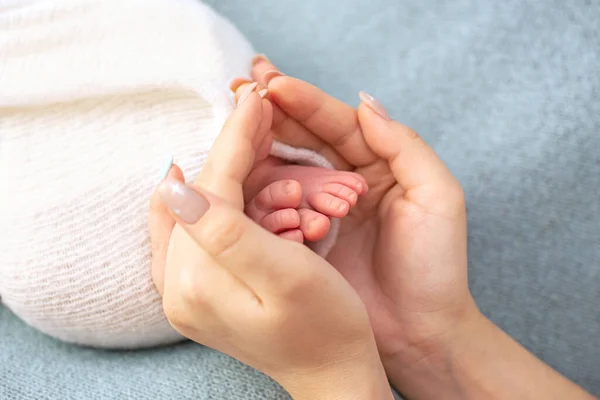 Pie de bebé recién nacido. Concepto de maternidad. Día de la madre. Copiar espacio. Pie de bebé recién nacido. Concepto de maternidad. Día de la madre. Copiar espacio. Enfoque selectivo —  Fotos de Stock