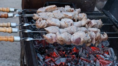 Kömürde et pişirmek. Yakacak odunlu barbekü. Yüksek kalite 