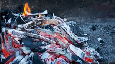 Kömürde et pişirmek. Yakacak odunlu barbekü. Yüksek kalite 