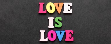 Pankart. Kelimeler aşktır, tebeşirle çizilmiş kalbi olan not defteri. Sevgililer Günü konsepti.