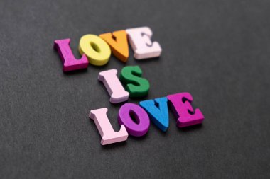 Kelimeler aşktır, tebeşirle çizilmiş kalbi olan not defteri. Sevgililer Günü konsepti.