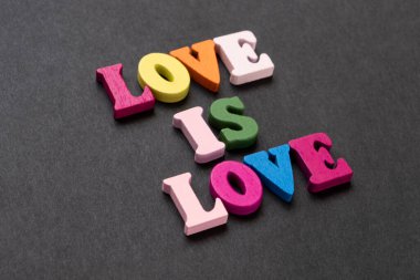 Kelimeler aşktır, tebeşirle çizilmiş kalbi olan not defteri. Sevgililer Günü konsepti.