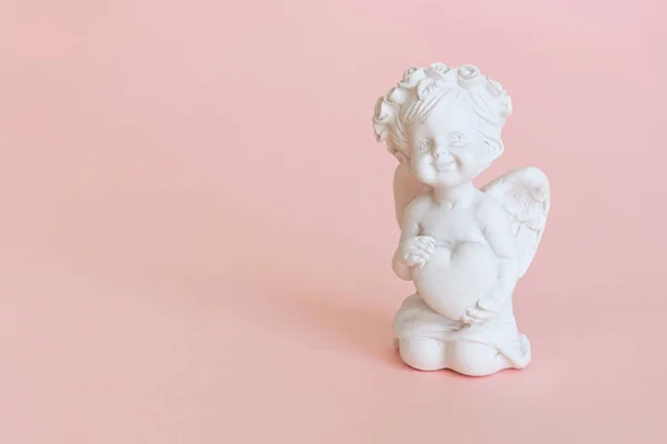 Figurine Ängel Cupid Med Båge Rosa Bakgrund Alla Hjärtans Dag — Stockfoto
