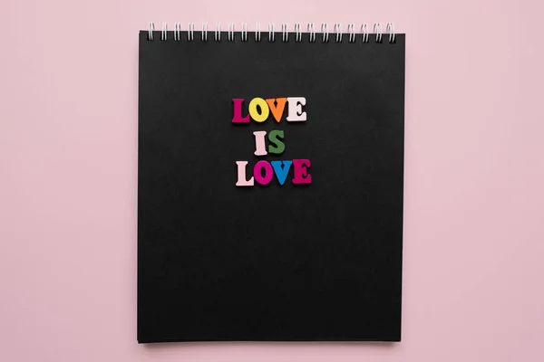 Слова Любовь Любовь Блокнот Нарисованным Мелом Сердцем День Святого Валентина — стоковое фото