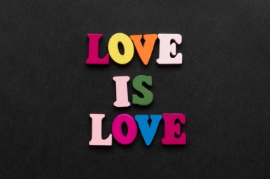 Kelimeler aşktır, tebeşirle çizilmiş kalbi olan not defteri. Sevgililer Günü konsepti.