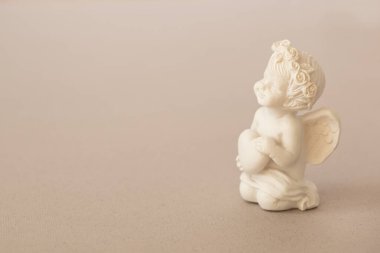 Pembe arka planı olan melek bir aşk tanrısı figürü. Sevgililer Günü