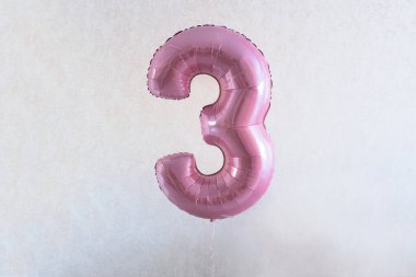 Üç numara. 3 numaralı pembe balon, kızın doğum günü için. ev partisi