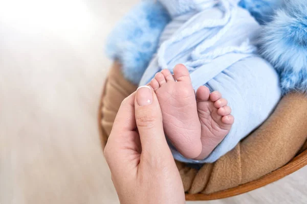 Neugeborene Babyfüße Mutterschaftskonzept Muttertag Kopierraum Neugeborene Babyfüße Mutterschaftskonzept Muttertag Kopierraum — Stockfoto