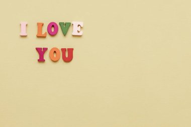 Aşk kelimesi, tebeşirle çizilmiş kalbi olan not defteri. Sevgililer Günü konsepti.