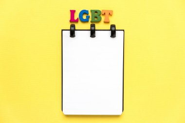 Çok renkli mektuplardan gelen lgbt kelimesi. Boşluğu kopyala.